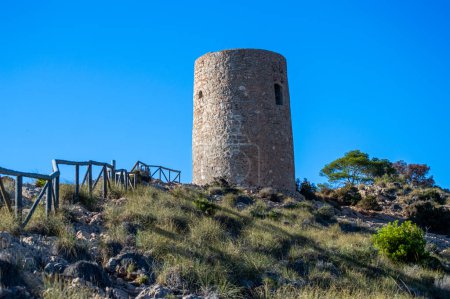 Téléchargez les photos : Clôture devant la Torre Vigia De Cerro Gordo, une tour de guet à la recherche de tout pirate maraudeur. La Herradura, Andulasia, Sud de l'Espagne - en image libre de droit
