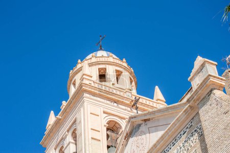 Téléchargez les photos : ALMUNECAR, ESPAGNE - 12 OCTOBRE 2023 : L'Eglise de l'Incarnation à Almunecar, Espagne le 12 octobre 2022 - en image libre de droit
