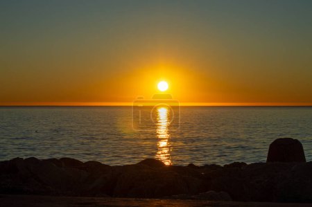 Sonnenaufgang über dem Mittelmeer in Benalmadena, Malaga, Costa del Sol, Spanien