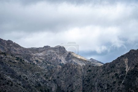 Nebel und Wolken auf dem Wanderweg zum Maroma-Gipfel am Gewittertag, Sierra Tejeda, Spanien 