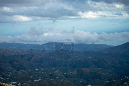 Vista panorámica desde la ruta de senderismo hasta el pico Maroma en el día de tormenta, Sierra Tejeda, España 