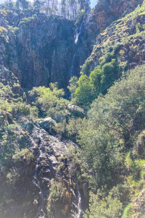Wanderweg zu den Wasserfällen über den Fluss Caballos, Nationalpark Sierra de la Nieves in Tolox, Malaga, Spanien