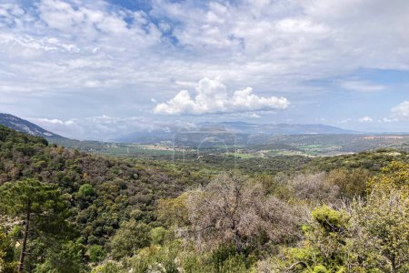 Wunderschöne Landschaften auf dem Wanderweg zum Maroma-Gipfel von el Robledal, Sierra Tejeda, Spanien 