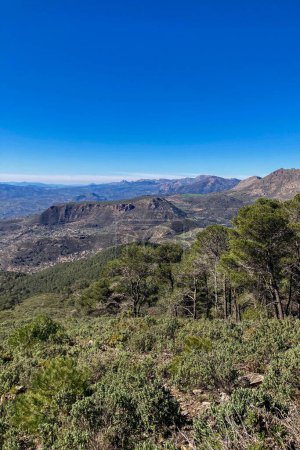 Vue panoramique sur le sentier de randonnée au sommet de Maroma, Sierra Tejeda, Espagne 