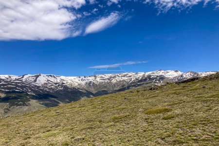 Vue panoramique sur les montagnes enneigées sur le sentier de randonnée au sommet Mulhacen au printemps, Sierra Nevada, Andalousie, Espagne