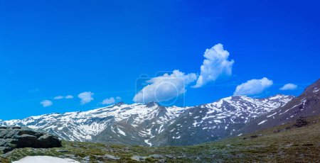 Blick auf verschneite Berge auf dem Wanderweg zum Mulhacen-Gipfel im Frühling, Sierra Nevada, Andalusien, Spanien