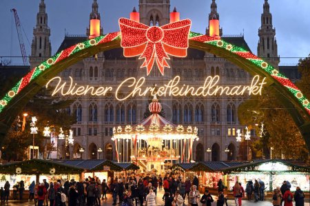 Téléchargez les photos : Vue du marché de Noël illuminé devant l'hôtel de ville de Vienne, en Autriche ; le soir - en image libre de droit