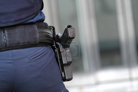 Detalle del disparo de una pistola policial en Austria