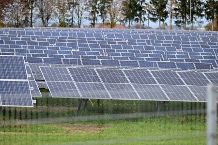 Téléchargez les photos : Campus solaire avec centrale photovoltaïque de recherche d'EnergieAG à Eberstalzell (Haute-Autriche), Autriche; - en image libre de droit