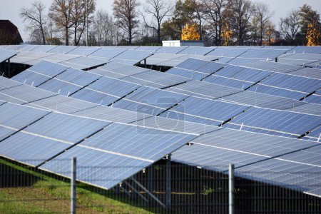 Foto de Campus solar con central fotovoltaica de investigación de EnergieAG en Eberstalzell (Alta Austria), Austria; - Imagen libre de derechos