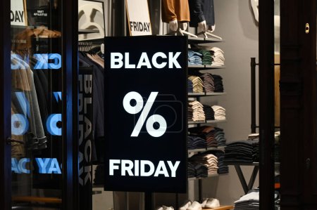 Téléchargez les photos : Black Friday est une campagne de vente au détail conçue pour encourager les gens à acheter des produits avec des rabais - en image libre de droit