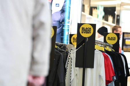 Téléchargez les photos : Black Friday est une campagne de vente au détail conçue pour encourager les gens à acheter des produits avec des rabais - en image libre de droit