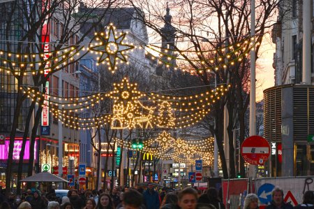 Téléchargez les photos : Mariahilfer Street à Vienne est l'une des plus grandes rues commerçantes d'Autriche - en image libre de droit