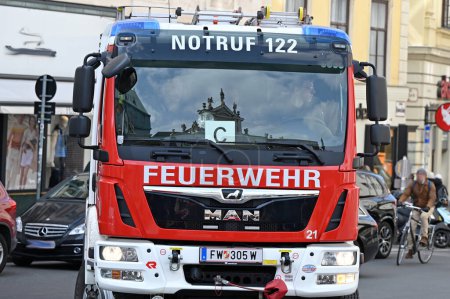 Téléchargez les photos : Véhicule du service d'incendie professionnel de Vienne - en image libre de droit