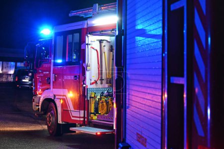 Téléchargez les photos : Déploiement d'un service d'incendie dans le Salzkammergut lors d'un accident de la circulation dans le Salzkammergut - en image libre de droit
