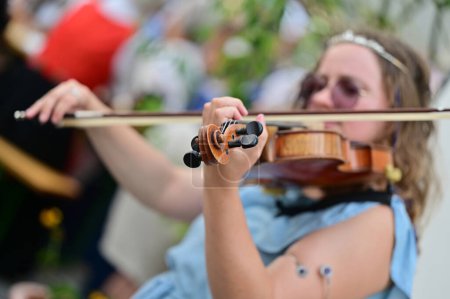 Téléchargez les photos : Journée du violon à Bad Goisern, rencontre de violonistes et autres musiciens folkloriques, tous les 1er dimanche de septembre à la Kirchengasse et au Handwerkshaus - en image libre de droit