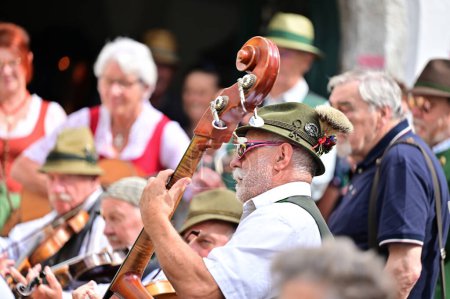 Téléchargez les photos : Journée du violon à Bad Goisern, rencontre de violonistes et autres musiciens folkloriques, tous les 1er dimanche de septembre à la Kirchengasse et au Handwerkshaus - en image libre de droit