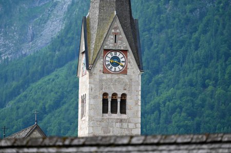 Foto de Una impresión de la famosa ciudad de Hallstatt en el lago Hallstatt - en la imagen de la iglesia parroquial protestante - Imagen libre de derechos