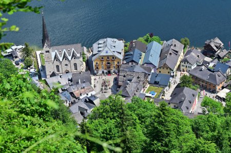 Foto de Una impresión de la famosa ciudad de Hallstatt en el lago Hallstatt - Vista de la ciudad desde arriba desde el Salzberg - Imagen libre de derechos
