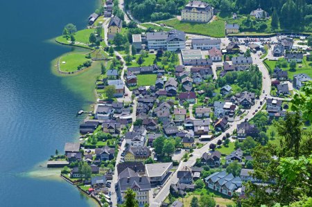 Foto de Una impresión de la famosa ciudad de Hallstatt en el lago Hallstatt - Vista de la ciudad desde arriba desde el Salzberg - Imagen libre de derechos