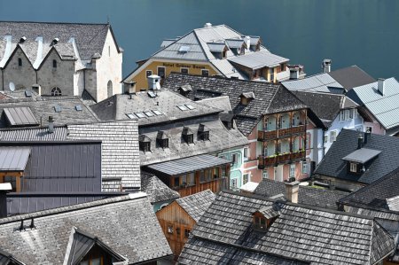 Foto de Una impresión de la famosa ciudad de Hallstatt en el lago Hallstatt Vista sobre los tejados de la ciudad - Imagen libre de derechos