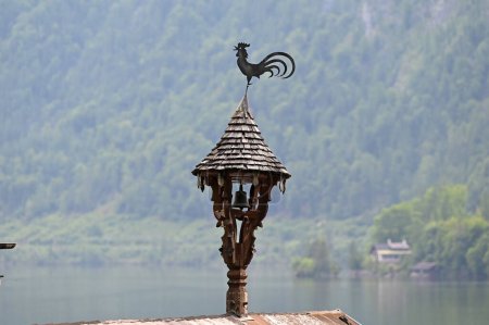 Foto de Una impresión de la famosa ciudad de Hallstatt en el lago Hallstatt - en la imagen una verga meteorológica - Imagen libre de derechos