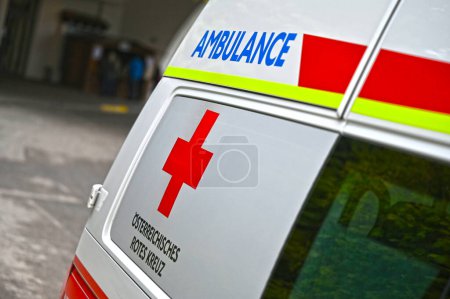 Téléchargez les photos : Véhicule de sauvetage de la Croix-Rouge en Basse-Autriche - en image libre de droit