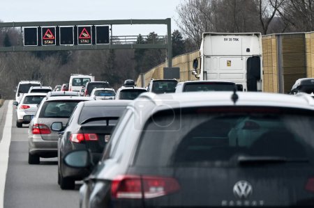 Téléchargez les photos : Embarras sur l'autoroute A8 en direction de Munich juste avant Irschenberg en Bavière - en image libre de droit