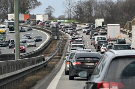 Téléchargez les photos : Embarras sur l'autoroute A8 en direction de Munich juste avant Irschenberg en Bavière - en image libre de droit