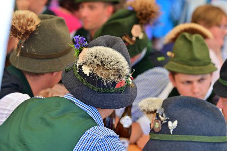 Téléchargez les photos : Un chapeau typique avec une barbe de chamois dans le Salzkammergut (Bad Goisern) - en image libre de droit