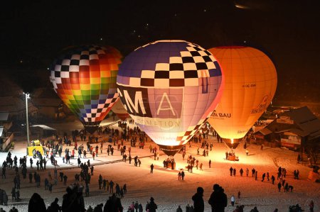 Téléchargez les photos : At the night of the balloons, the balloonists fire their balloons on the ground and create a colorful spectacle - en image libre de droit