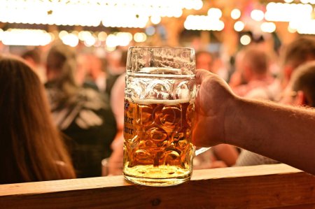 Téléchargez les photos : Oktoberfest Wiesn à Munich, Bavière - le plus grand festival folklorique au monde - en image libre de droit