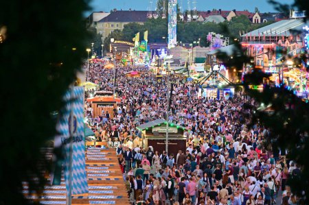 Téléchargez les photos : Oktoberfest Wiesn à Munich, Bavière - la plus grande fête folklorique du monde - en image libre de droit