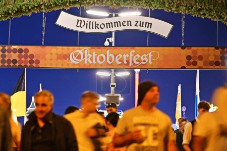 Téléchargez les photos : Oktoberfest Wiesn à Munich, Bavière - le plus grand festival folklorique au monde - en image libre de droit