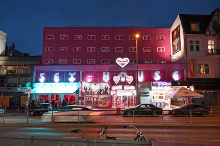 Téléchargez les photos : Le célèbre quartier de divertissement Reeperbahn dans le quartier Sankt Pauli à Hambourg, Allemagne - en image libre de droit