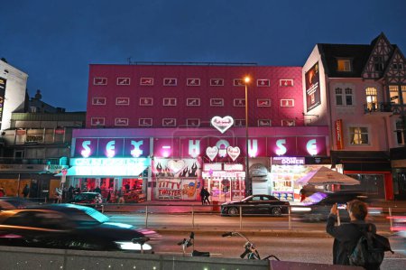 Téléchargez les photos : Le célèbre quartier de divertissement Reeperbahn dans le quartier Sankt Pauli à Hambourg, Allemagne - en image libre de droit