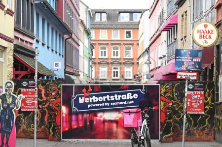 Foto de El famoso distrito de entretenimiento Reeperbahn en el distrito de Sankt Pauli en Hamburgo, Alemania - Imagen libre de derechos