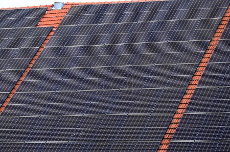Téléchargez les photos : Panneaux photovoltaïques sur le toit du Centre d'enseignement agricole de Lambach (Wels-Land) - en image libre de droit