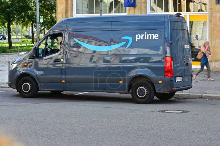 Téléchargez les photos : Amazon Prime fourgon de livraison à Magdebourg - en image libre de droit