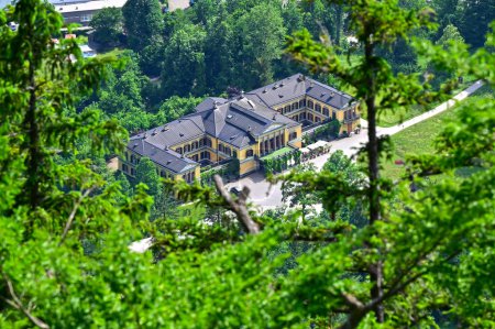 Téléchargez les photos : La villa impériale à Bad Ischl vue depuis le Jainzenberg - en image libre de droit