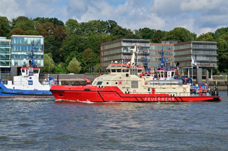 Foto de Lancha y remolcador en el antiguo puerto de Hamburgo, Alemania - Imagen libre de derechos