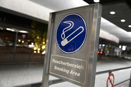 Téléchargez les photos : Zone de fumée à l'aéroport de Hambourg en Allemagne - en image libre de droit
