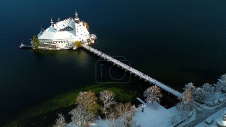 Foto de El castillo del lago Ort en una isla en el lago Traunsee en Gmunden en invierno con nieve - Imagen libre de derechos