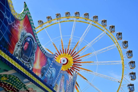 Foto de Festival de verano en el Parque Olímpico de Munich con numerosas atracciones, Baviera - Imagen libre de derechos