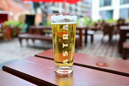 Foto de Un vaso de cerveza Astra en un pub jardín en Hambur - Imagen libre de derechos