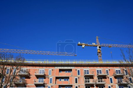 Téléchargez les photos : Site de construction d'un nouveau bâtiment résidentiel à plusieurs étages à Wels, Haute-Autriche - en image libre de droit