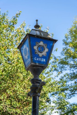 Foto de Slane, Condado de Meath, Irlanda, 4 de julio de 2023. Firma de Garda frente a la estación de Slane Garda, estación de policía rural - Imagen libre de derechos