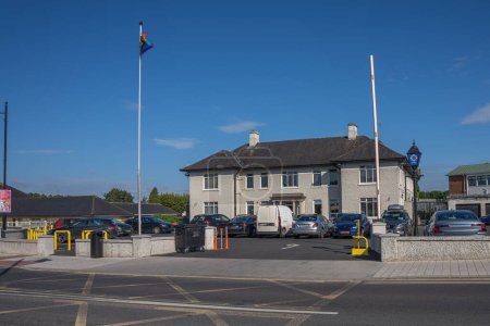 Foto de Navan, Condado de Meath, Irlanda, 4 de julio de 2023. vista frontal de la Estación Navan Garda, estación de policía, Cuartel General de la División - Imagen libre de derechos