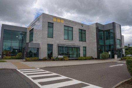Foto de Navan, Condado de Meath, Irlanda, 4 de julio de 2023. vista frontal de la sede de la Oficina del Consejo del Condado de Meath Navan - Imagen libre de derechos
