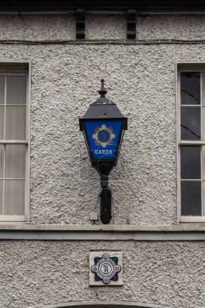 Foto de Athboy, Condado de Meath, Irlanda, 4 de julio de 2023. Firma de Garda frente a la estación Athboy Garda, Meath - Imagen libre de derechos